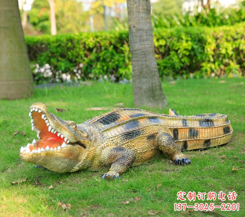 福州玻璃钢鳄鱼 草坪绿地仿真动物雕塑