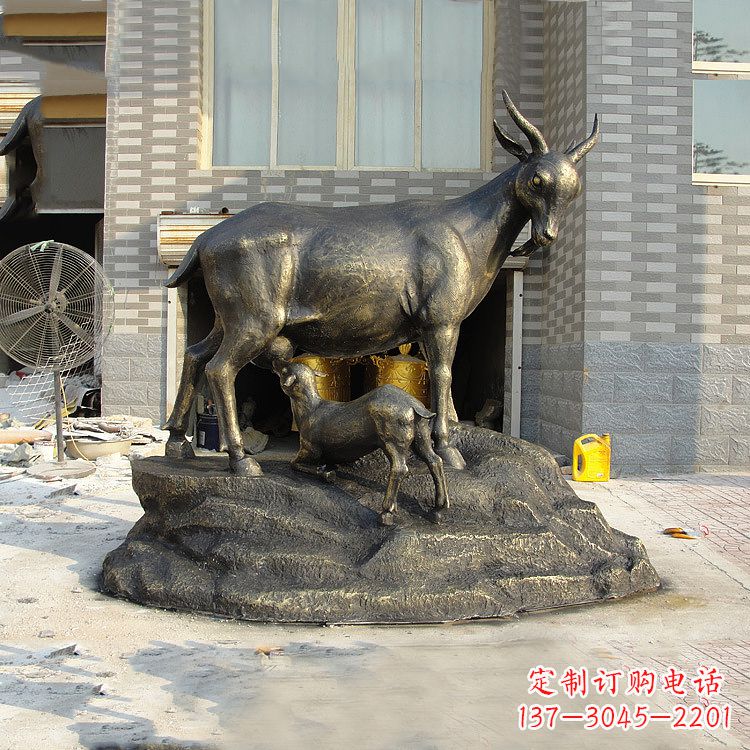 福州玻璃钢仿铜羔羊跪乳景观动物雕塑