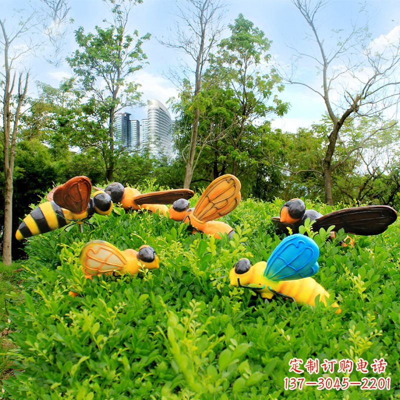 福州公园草丛中的蜜蜂雕塑