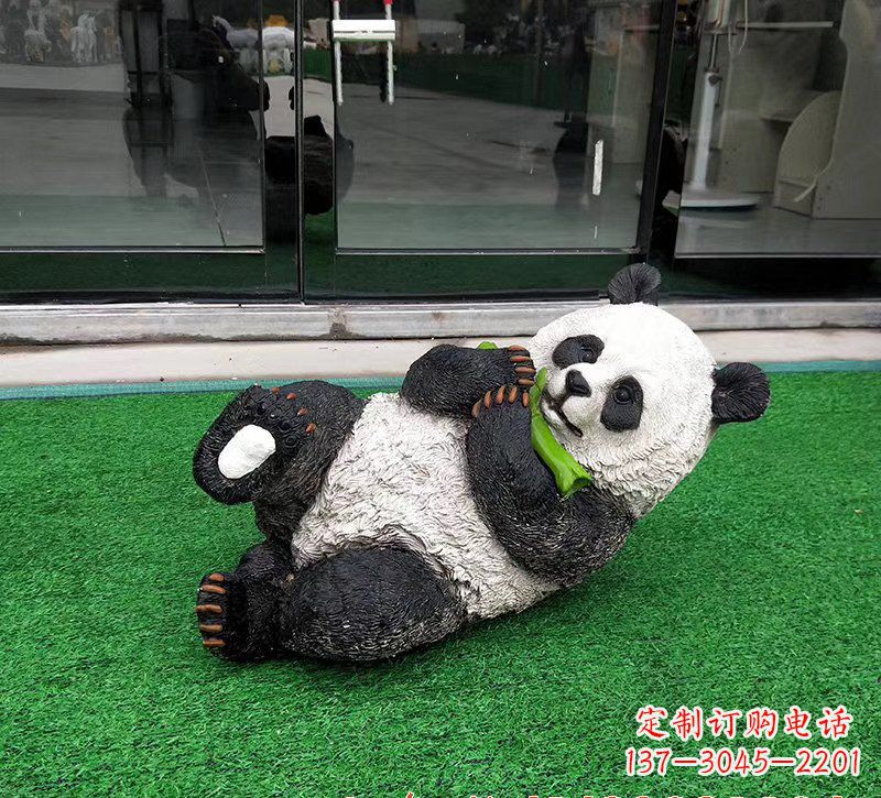 福州玻璃钢熊猫雕塑象征动物保护的艺术品