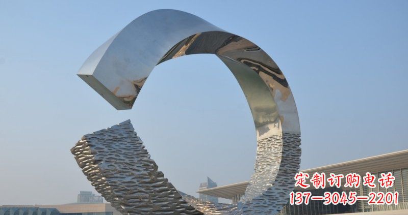 福州环绕城市的不锈钢圆环雕塑