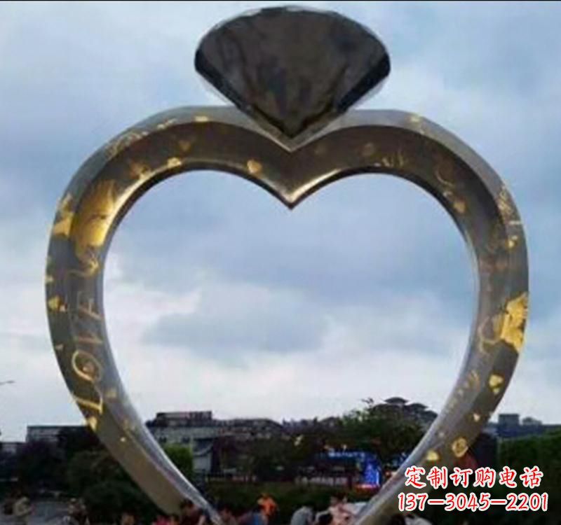 福州不锈钢创意戒指雕塑拥有独一无二的外观