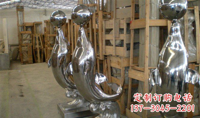 福州不锈钢顶球海豚雕塑融合精美艺术与实用功能