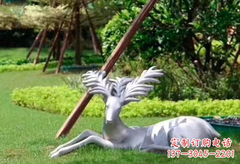 福州不锈钢公园大角鹿雕塑精致而美丽