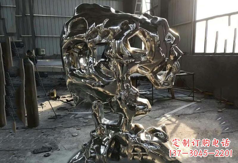 福州太湖石雕塑不锈钢公园的镜面之美