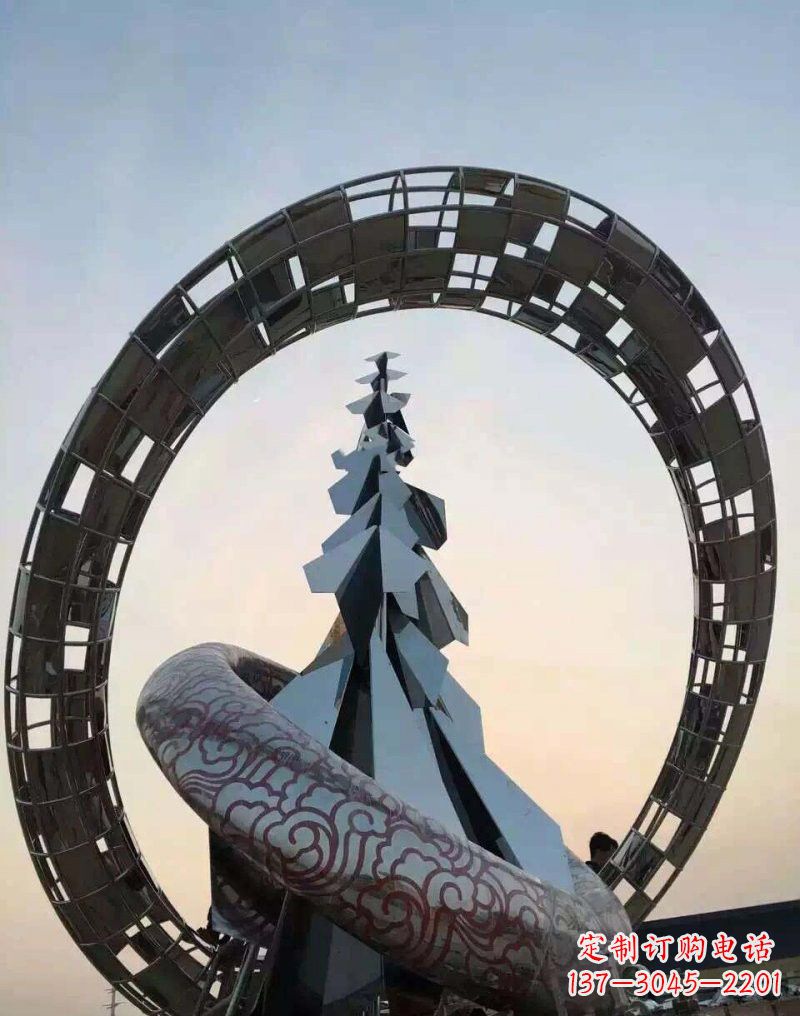 福州不锈钢广场上的松树雕塑