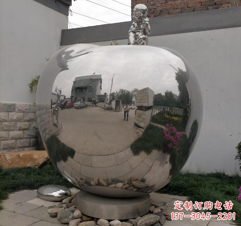 福州不锈钢金色苹果雕塑古典与现代的结合