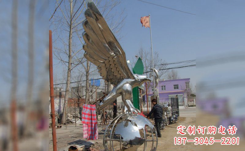 福州不锈钢老鹰雕塑象征力量与美丽