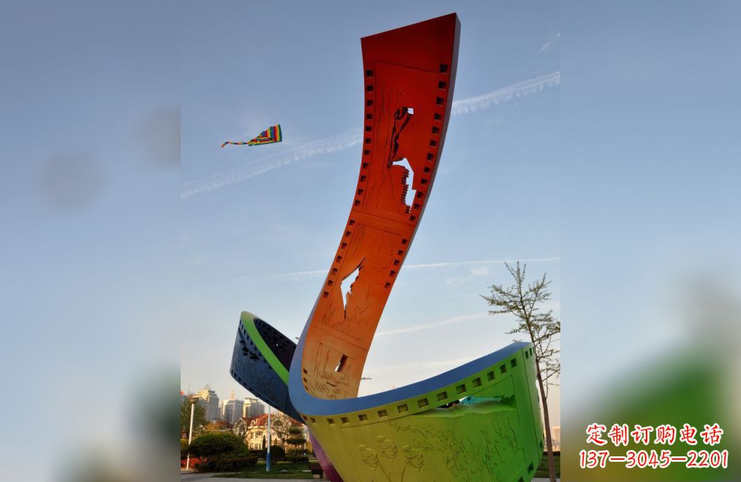 福州不锈钢五彩胶卷广场雕塑——现代美学的象征