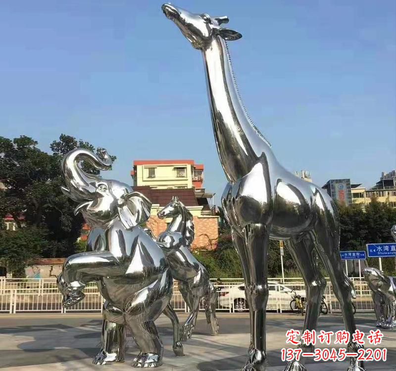 福州长颈鹿雕塑精美而优雅