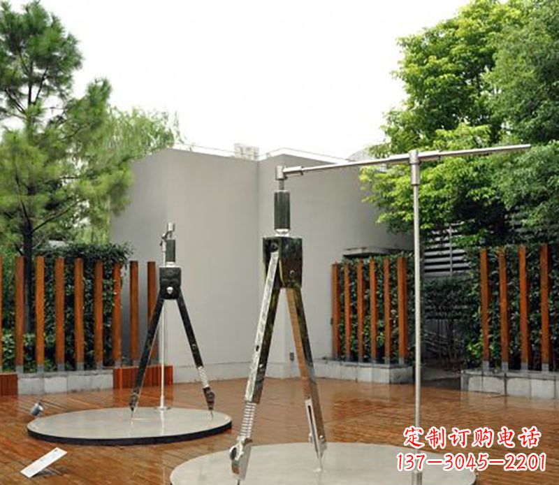 福州以不锈钢精雕细琢的圆规雕塑