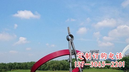 福州不锈钢圆规雕塑环绕着美景