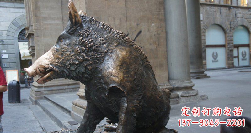 福州野猪雕塑给步行街带来美丽风景