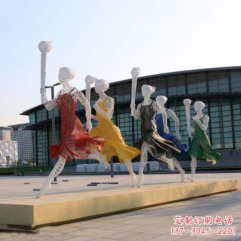 福州城市街道广场持火炬跑步的美女雕塑