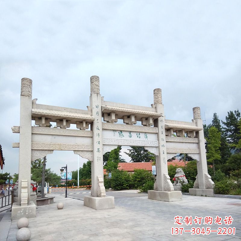 福州城市街道上的牌坊雕塑