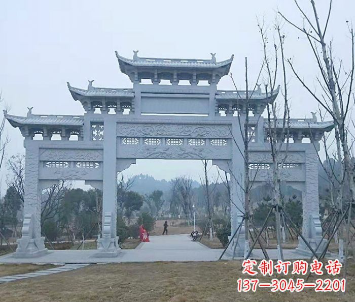 福州村口三门石雕牌楼古朴华丽