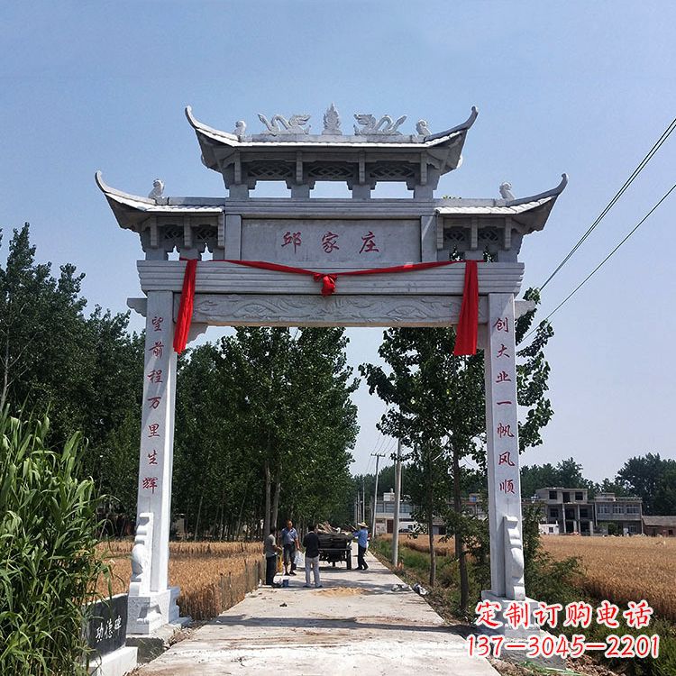 福州古村落中的石牌坊雕塑