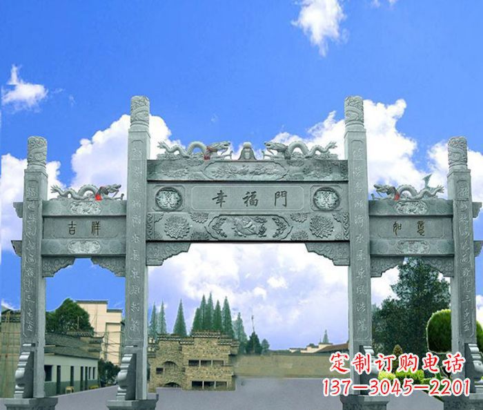 福州村庄三门牌坊的雕塑之美