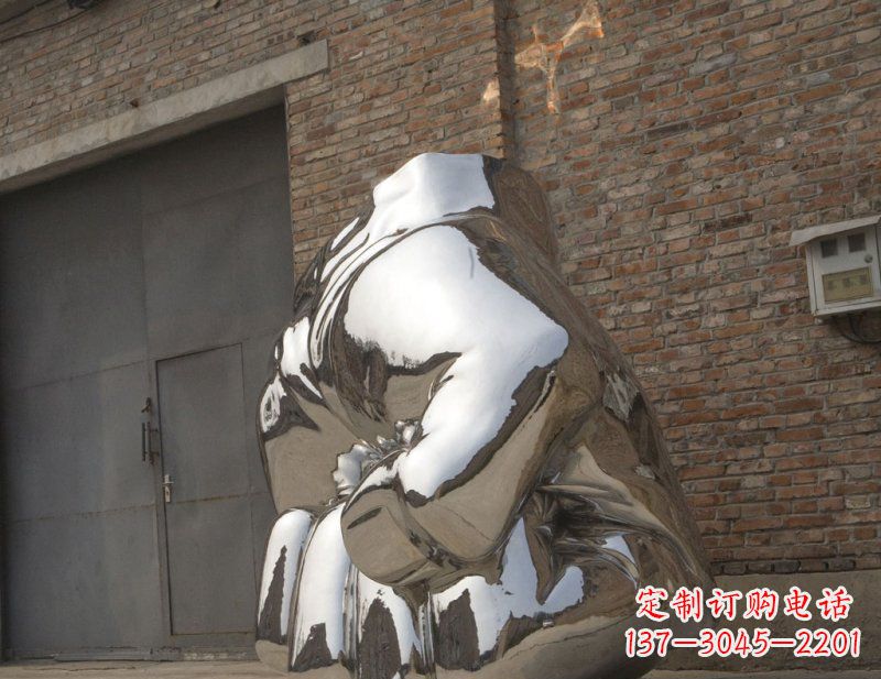 福州冰冷威力,让精神抖动的不锈钢拳头雕塑