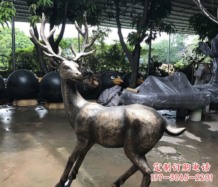 福州静谧的梅花鹿铜雕