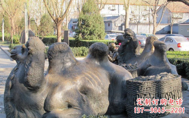 福州公园卧着的骆驼动物铜雕