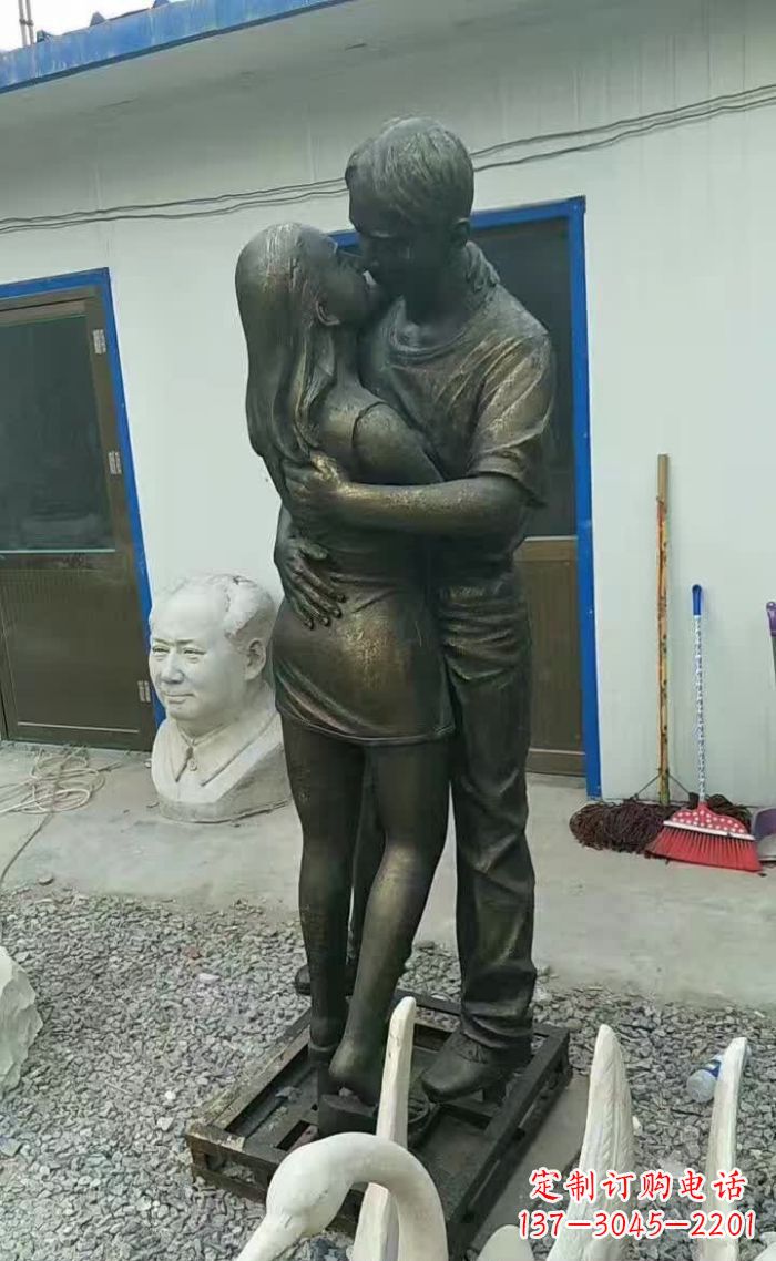 福州情侣亲吻铜雕