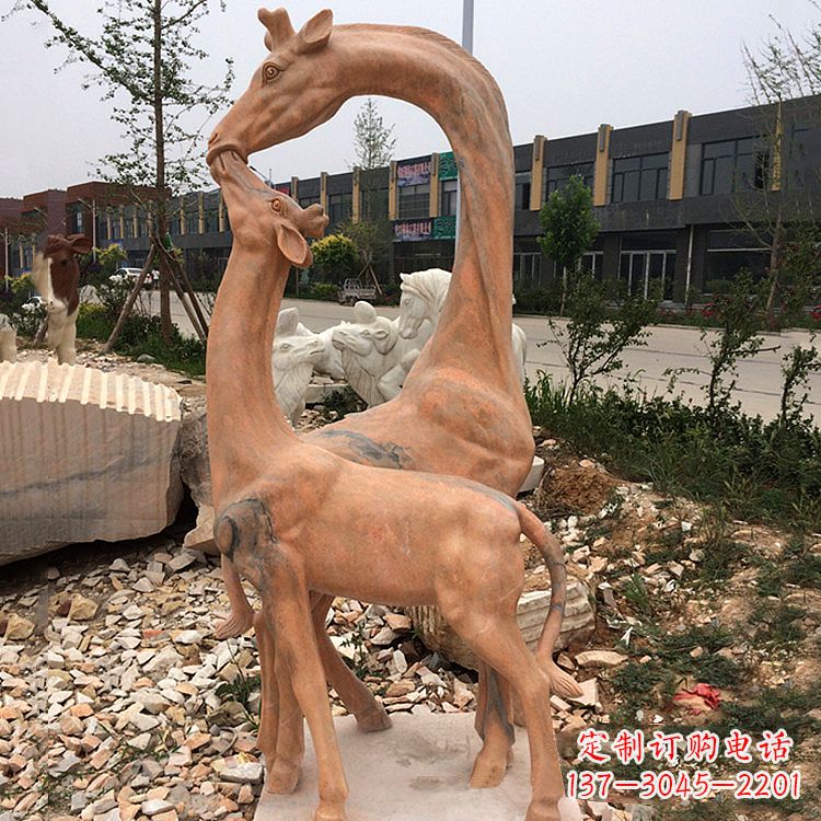 福州晚霞红石雕长颈鹿-校园公园母子亲情景观雕塑
