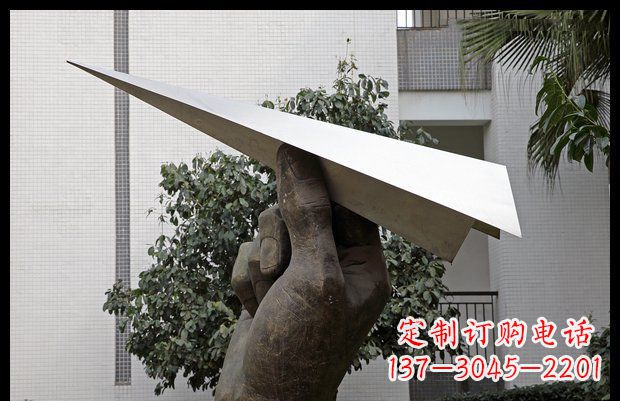 福州小区不锈钢手拿纸飞机雕塑