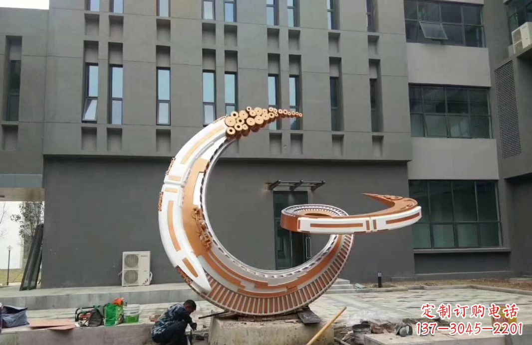 福州小区抽象不锈钢月亮雕塑