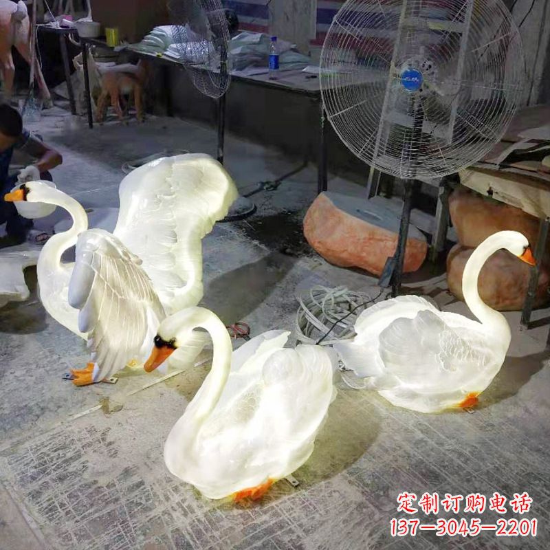 福州小区园林草坪发光天鹅景观雕塑摆件