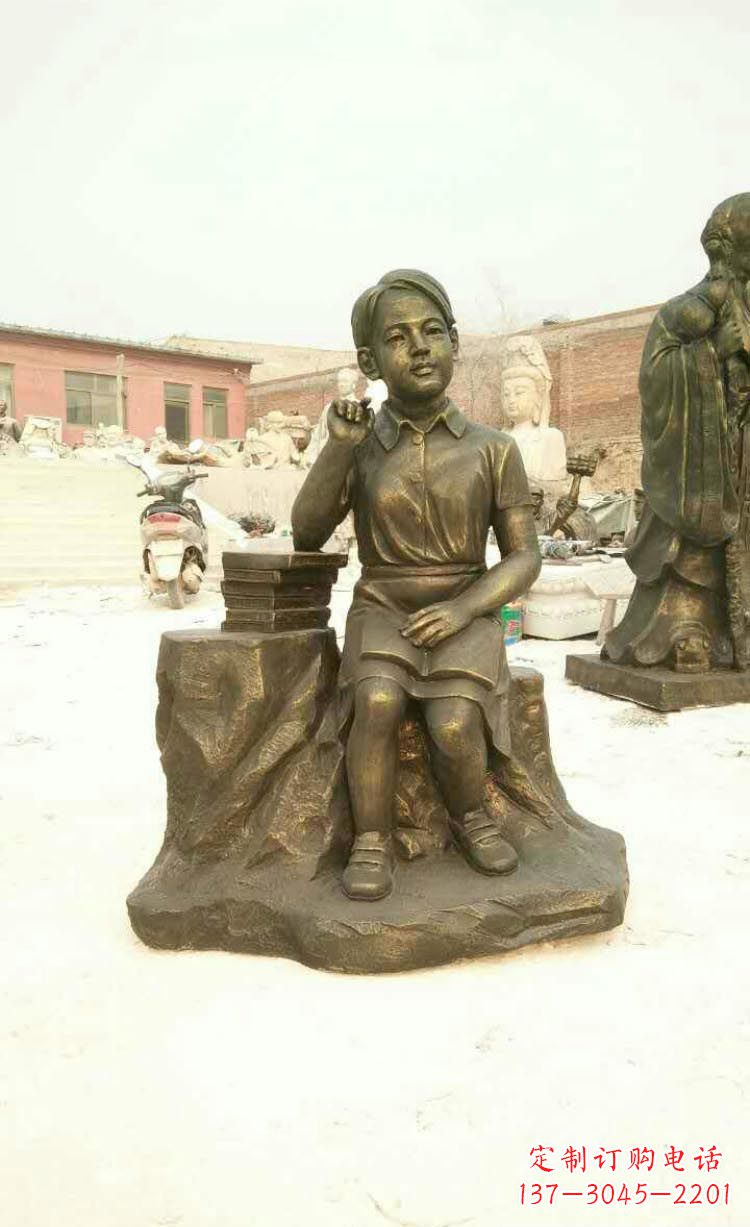 福州校园看书思考的学生铜雕
